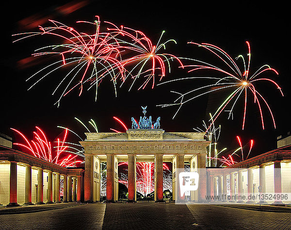 Brandenburger Tor mit Feuerwerk  Berlin  Deutschland  Europa  zusammengesetzt  Europa