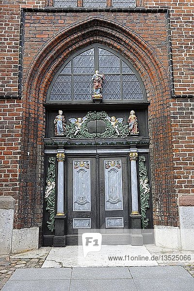 Seitentür der Jakobskirche im historischen Stadtkern von Stralsund  UNESCO-Welterbe  Mecklenburg-Vorpommern  Deutschland  Europa  PublicGround  Europa