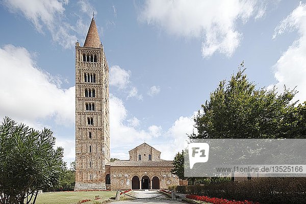 Klosterkirche mit Glockenturm  Campanile  Abtei Pomposa  ehemalige Benediktinerabtei  Pomposa  Emilia-Romagna  Italien  Europa