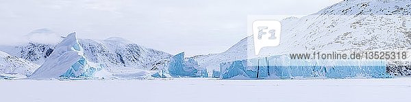 Panoramablick auf schneebedeckte Berge von einem zugefrorenen Fjord aus gesehen  Unorganized Baffin  Baffin Island  Nunavut  Kanada  Nordamerika