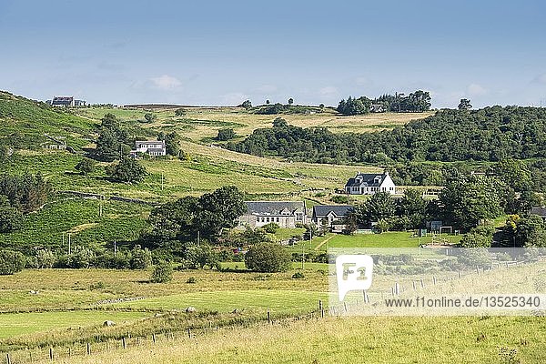 Typische Streusiedlung in den nördlichen Highlands bei Rogart Pittentrail  Grafschaft Sutherland  Schottland  Vereinigtes Königreich  Europa