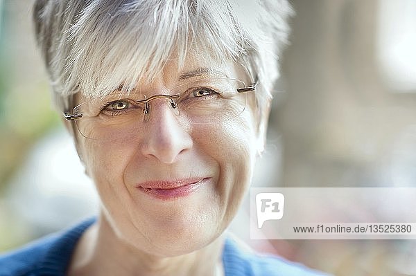 Lächelnde Frau  50 +  Porträt