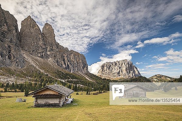 Hütten am Grödner Joch  Langkofel im Hintergrund  Grödnerjoch  Grödner Tal  Dolomiten  Südtirol  Italien  Europa