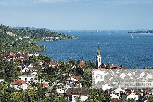 Blick über den Bodensee mit dem Dorf Sipplingen  Bodenseekreis  Baden-Württemberg  Deutschland  Europa