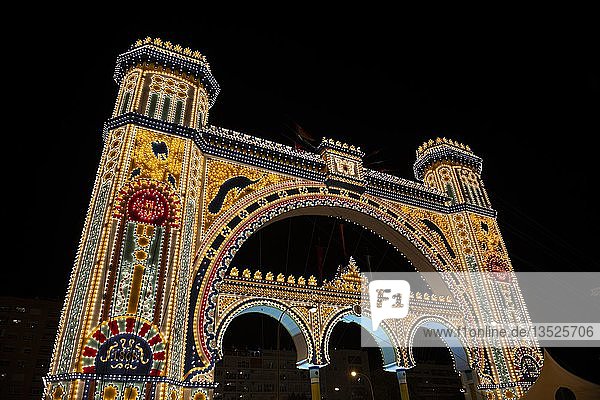 Bunt beleuchtetes Eingangsportal bei Nacht  Eröffnungsakt der Illumination el Alumbrao  Frühlingsfest Feria de Abril  Sevilla  Andalusien  Spanien  Europa