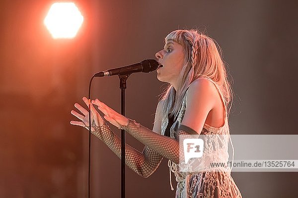 Die norwegische Sängerin Aurora live beim 25. Blue Balls Festival in Luzern  Schweiz  Europa