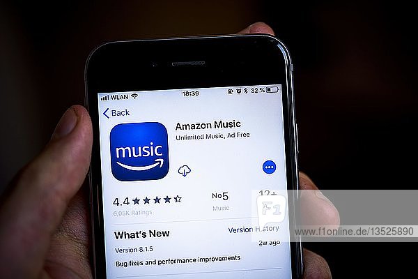 Hand hält iPhone  Amazon Music App im Apple App Store  Musik-Streaming-Dienst  App-Symbol  iPhone  iOS  Smartphone  Display  Deutschland  Europa