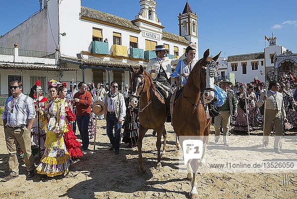 Leute in traditioneller Kleidung reiten Pferde Pfingsten Wallfahrt von EL Rocio Huelva-Provinz Andalusien Spanien Europa