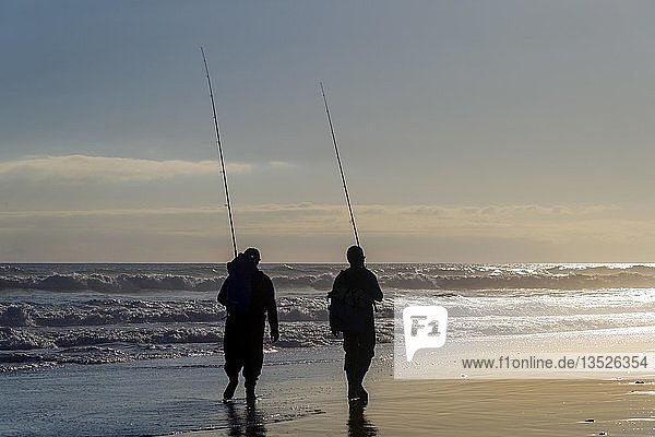 Zwei Angler gehen mit ihren Angelruten am Strand entlang  Maspalomas  Gran Canaria  Kanarische Inseln  Spanien  Europa
