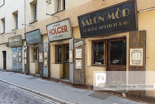 Restaurant in Form einer Reihe traditioneller Schaufenster in Kazimeirz  jüdisches Viertel von Krakau  Polen  Europa