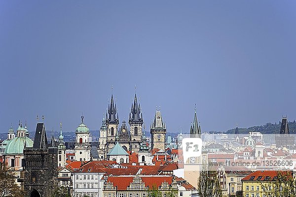 Blick über die Dächer von Prag am frühen Morgen  Tschechische Republik  Europa