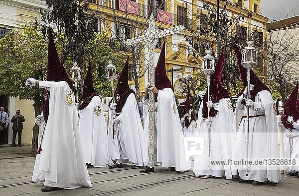 Büßer bei der Semana Santa Prozession Karwoche Sevilla Andalusien Spanien Europa