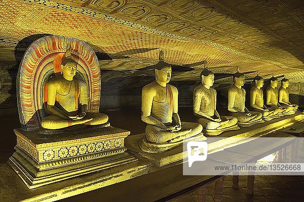 Buddha-Statuen und Wandmalereien in einem der Höhlentempel des Goldenen Tempels  UNESCO-Weltkulturerbe  Dambulla  Zentralprovinz  Sri Lanka  Asien