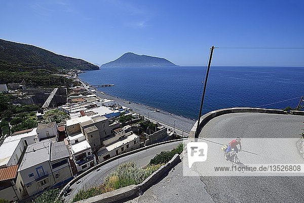 Radfahrer in Canneto  Lipari  Äolische Inseln oder Äolische Inseln  Sizilien  Italien  Europa