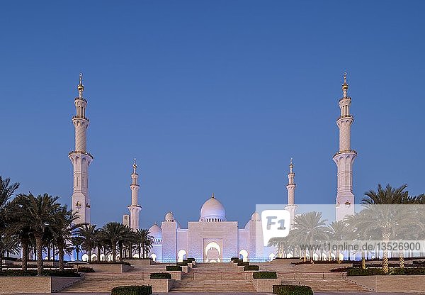 Sheikh-Zayed-Moschee in der Abenddämmerung  Abu Dhabi  Vereinigte Arabische Emirate  Asien