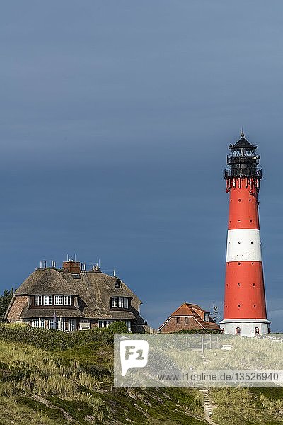 Leuchtturm mit Reetdachhäusern  Hörnum  Sylt  Nordfriesland  Schleswig-Holstein  Deutschland  Europa