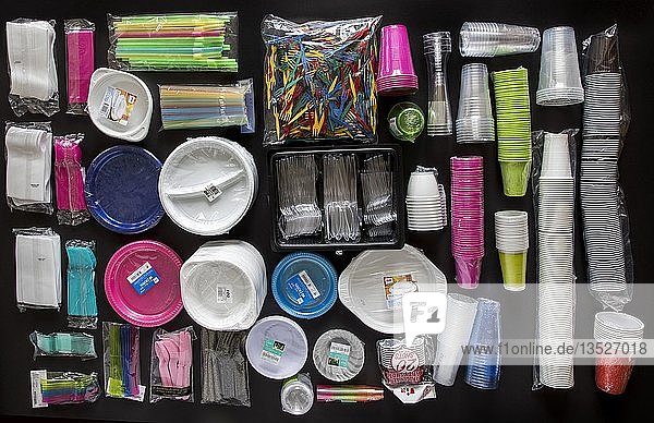 Einweggeschirr  Plastikbesteck  Plastikgeschirr  Plastik  Plastikbecher und andere Plastikabfälle  verschiedene Farben  Größen und Typen