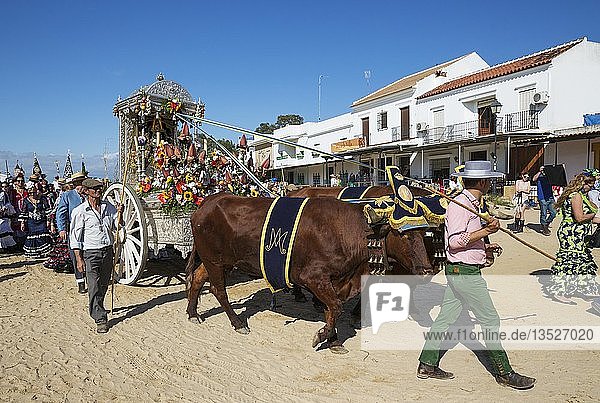 Leute in traditioneller Kleidung mit verzierten Ochsenkarren Pfingsten Wallfahrt von EL Rocio Huelva-Provinz Andalusien Spanien Europa