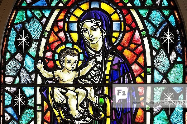 Maria mit Jesuskind  Buntglasfenster in der Hallgrímskirkja  Reykjavik  Island  Europa