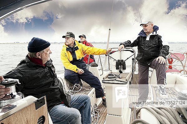 Vier Männer an Bord einer Segelyacht