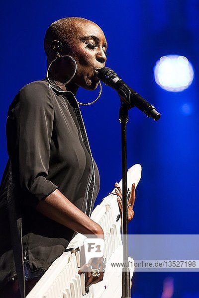 Die britische Soul-Pop-Sängerin Laura Mvula live beim Blue Balls Festival Luzern  Schweiz  Europa