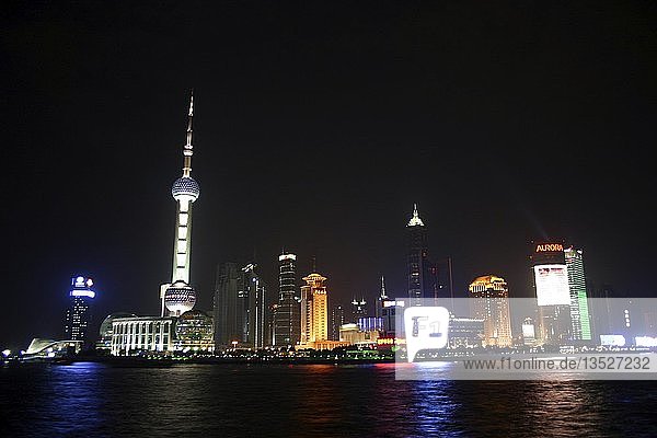 Skyline von Pudong bei Nacht  Shanghai  China  Asien