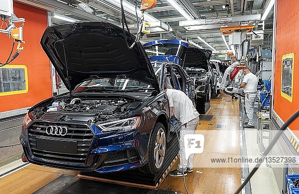 Einbau der Vordersitze auf der Montagelinie des Audi A3 im Werk der Audi AG in Ingolstadt  Bayern  Deutschland  Europa