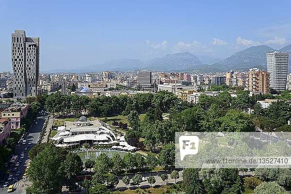 Stadtansicht  Stadtzentrum mit Rinia-Park  Skanderbeg-Platz  Blick vom Sky Tower  in den hinteren Bergen  Tirana  Albanien  Europa