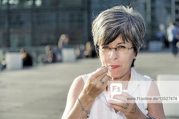 Frau isst ein Eis  Porträt  Düsseldorf  Nordrhein-Westfalen  Deutschland  Europa