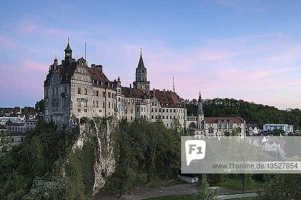 Schloss Sigmaringen bei Sonnenuntergang  Baden-Württemberg  Deutschland  Europa