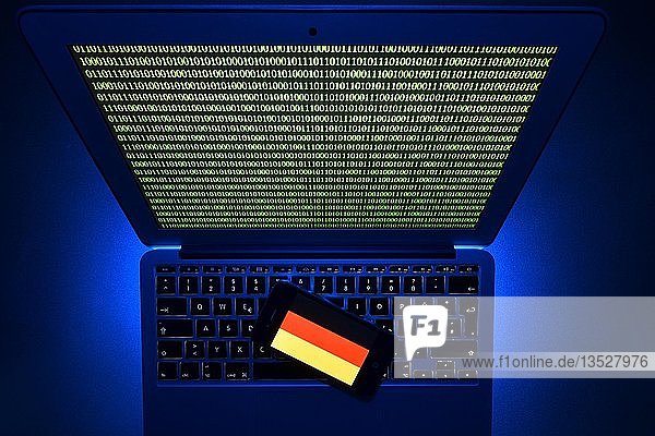 Smartphone mit Deutschlandflagge auf Computertastatur  Symbol Cybercrime  Hackerangriff auf deutsche Behörden  Baden-Württemberg  Deutschland  Europa