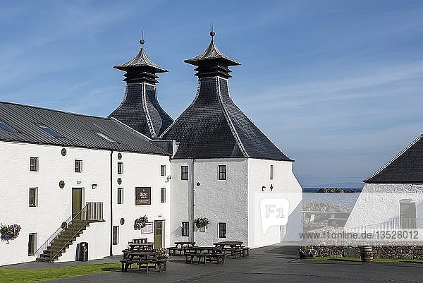 Türme der Ardbeg-Whiskey-Destillerie  Islay  Innere Hebriden  Schottland  Vereinigtes Königreich  Europa
