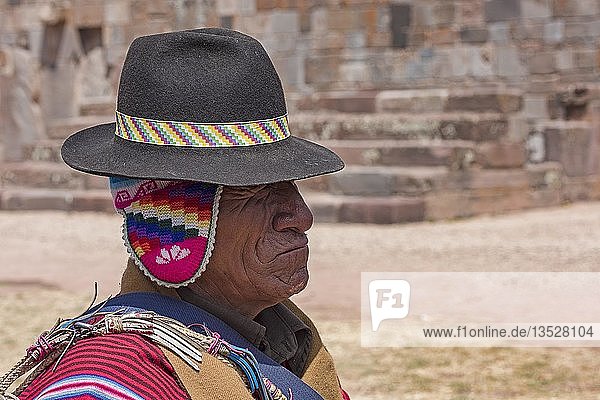 Indigener Mann in landestypischer Kleidung mit typischem Hut  Tihuanaku  Tiawanacu  Tiahuanaco  UNESCO-Weltkulturerbe  Provinz Ingavi  La Paz  Bolivien  Südamerika