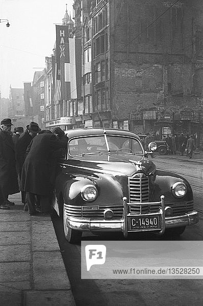 Amerikanische Gäste bei der Leipziger Messe schauen in ein Auto 1948 Grimmaische Straße Leipzig Sachsen DDR Deutschland Europa