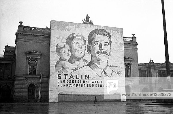 Propaganda Transparent mit Stalin an der Ruine des Neuen Theaters 1950 Leipzig Sachsen DDR Deutschland Europa