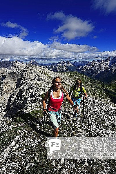 Wanderer beim Aufstieg von der Plätzwiese zum Gipfel des Dürrensteins  im Hintergrund der Monte Cristallo und die Drei Zinnen von Lavaredo  Sextner Dolomiten  Hochpustertal  Südtirol  Italien  Europa