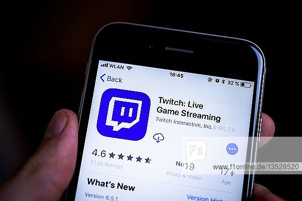 Hand hält iPhone und zeigt Twitch App im Apple App Store  Spiele  Video-Streaming-Plattform  App-Symbol  iPhone  iOS  Smartphone  Display  Deutschland  Europa