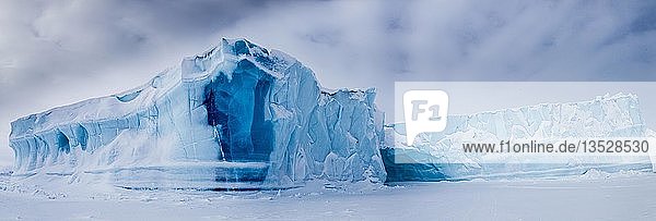 Panoramablick auf Eisberge vom gefrorenen Fjord aus gesehen  Baffininsel  Davis Straight Küste  Nunavut  Kanada  Nordamerika