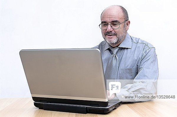 Mann konzentriert sich auf seine Arbeit am Laptop
