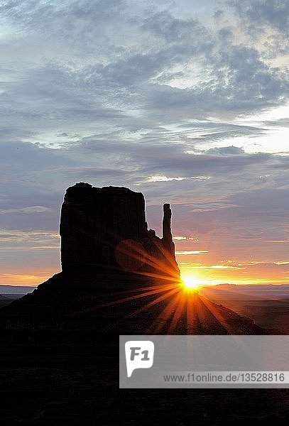 West Mitten Butte bei Sonnenaufgang  Monument Valley  Arizona  USA  Nordamerika
