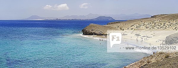 Sandy beach with turquoise waters of Playa del Congrioo  Punta Papagayo  Playa Blanca  Lanzarote  Canary Islands  Spain  Europe