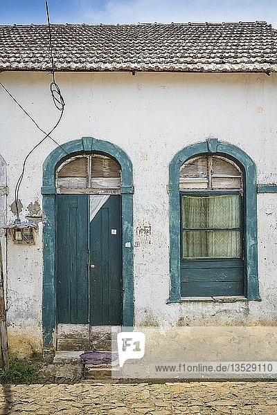 Fassade eines noch heute genutzten Wohnhauses aus der Kolonialzeit  Roça Água Ize  Insel São Tomé  São Tomé und Príncipe