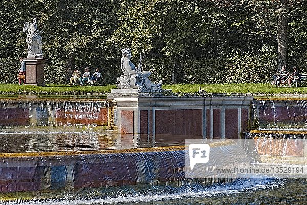 Große Kaskade im Park Schloss Nymphenburg München Oberbayern Bayern Deutschland Europa