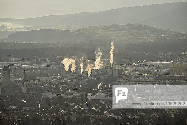 Stadtbild mit rauchenden Schornsteinen  Singen  Baden-Württemberg  Deutschland  Europa