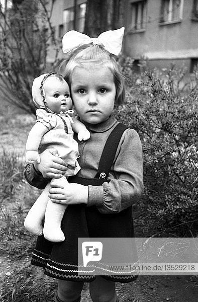 Mädchen mit Puppe 1951 Leipzig Sachsen DDR Deutschland Europa