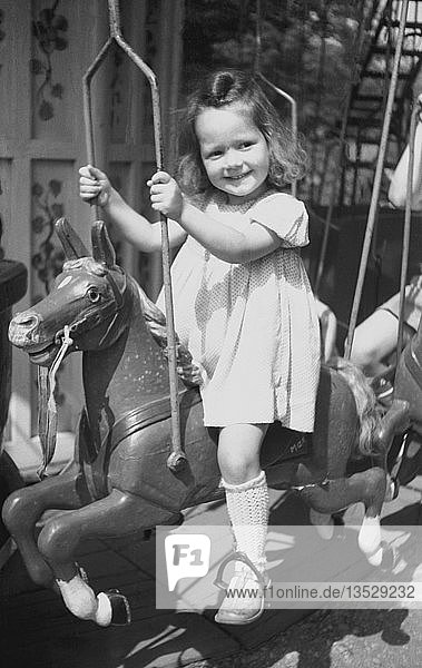 Mädchen fährt Karussell 1949 Leipzig Sachsen DDR Deutschland Europa