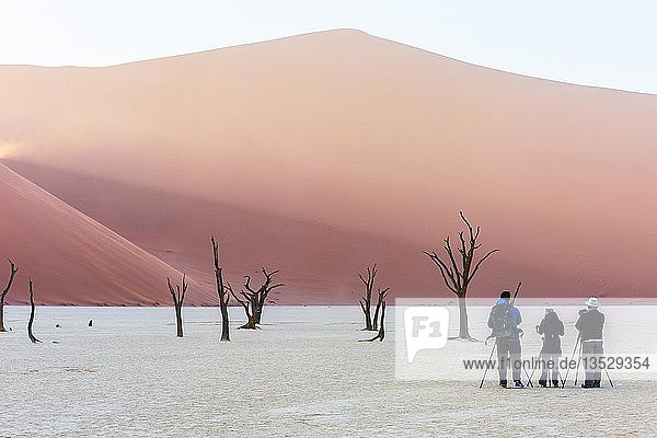 Naturfotografen in Deadvlei  Sossusvlei  Namibia  Afrika
