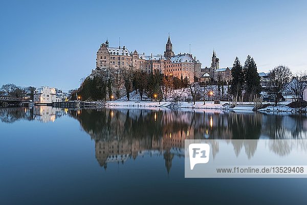 Schloss Sigmaringen an der Donau zur blauen Stunde Sigmaringen Landkreis Sigmaringen Baden-Württemberg Deutschland Europa