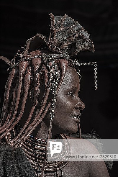 Ovahimba oder Himba  Porträt einer verheirateten Frau  Bezirk Kunene  Namibia  Afrika