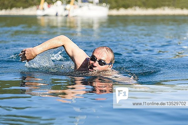 Älterer Mann beim Schwimmen vor der kroatischen Küste  Vela Garska  Kroatien  Europa